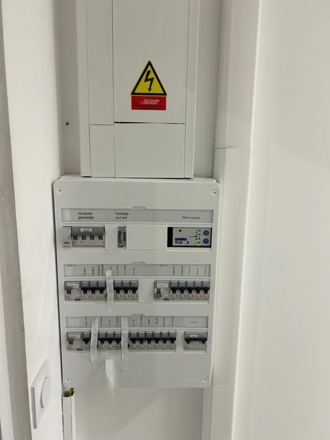 Tableau électrique alimentant plusieurs bureaux et un hangar