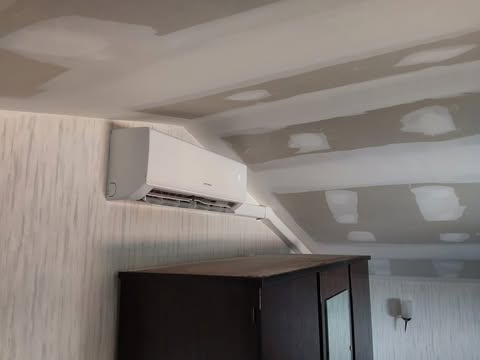 Climatisation murale sous pente dans une chambre près de Narbonne