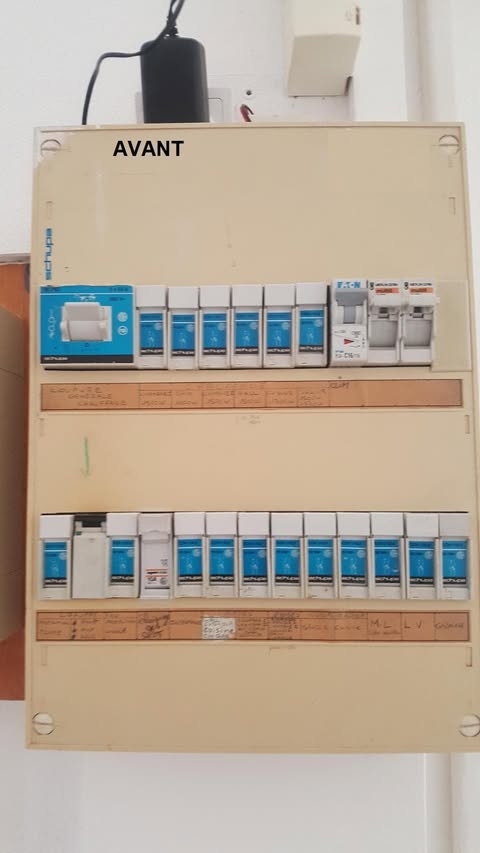 Ancien tableau électrique avant rénovation près de Narbonne